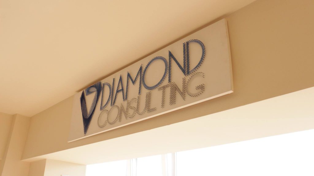 Siglă firma – De ce să te reprezinte o siglă banală (banner, litere volumetrice etc.) când poși să ieși din turmă și să te diferențiezi prin ceva deosebit? 