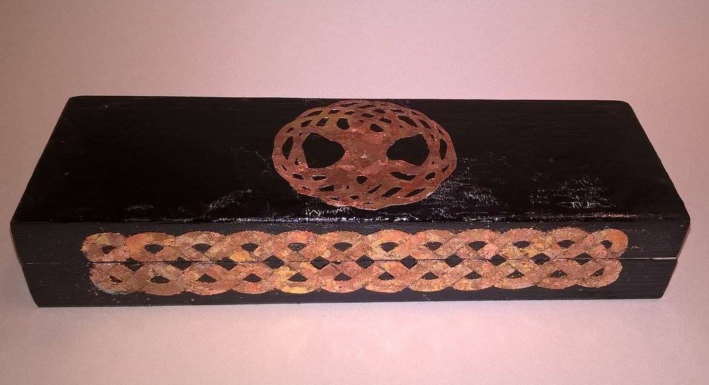 The tree of life & Celtic knot/20*7 cm. Cutie de lemn, vopsită cu vopsea acrilică neagră, decorată cu motive celtice realizate din hârtie decupată și acoperită cu foiță de bronz și argint. Pentru finisaj s-a utilizat lac transparent.