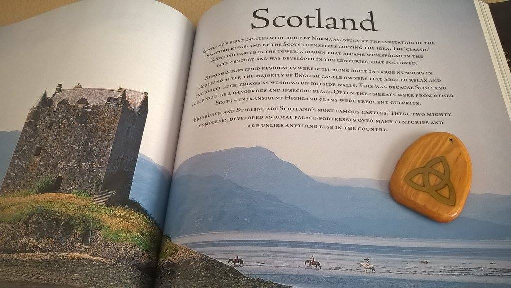 "The celtic knot" a fost traforat cu grijă dintr-o bucată brută de fier, șlefuit cu pricepere și lăsat să se odihnească. Apoi meșterul a înhățat lemnul, brut și el, l-a tăiat, șmirgheluit și rotunjit după bunu-i plac și l-a gâdilat ușor cu o daltă specială, atât cât să-i facă loc fierului să-l posede. Așa cum se cuvine. Combinația a fost lăcuita și pandantivul e gata de purtat.