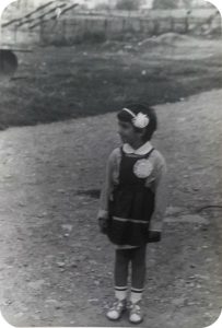 Pe vremea mea, in pleistocen, uniforma si pampoanele erau un must have in garderoba de scoler. Nu le aveai, nu le purtai, nu intrai in scoala. Simplu. 