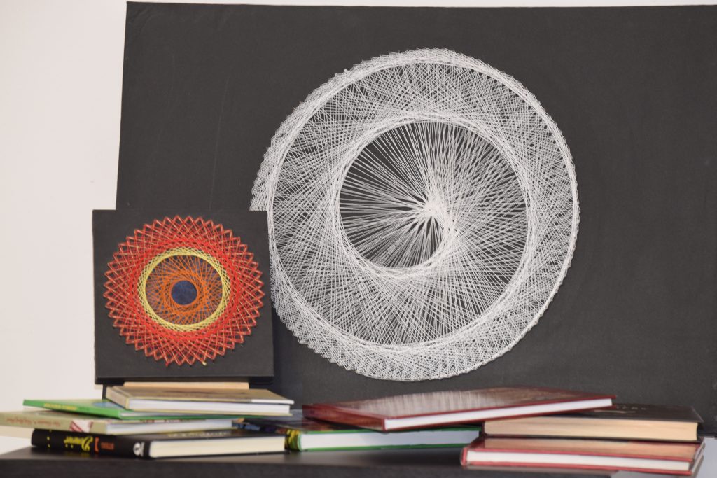 Nouă ne plac mandalele și spiralele. Sufrageria noastră e pe principiul Yin-Yang/Alb-Negru... doar ici-colo câte o pată de culoare. Așadar, spirala lui Fibonacci e parte integrantă din peisaj. 