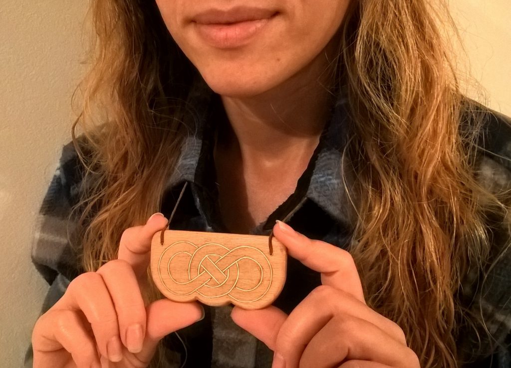 Pandantiv nonconformist, cu motiv celtic (nod celtic), realizat prin tehnica inlay din lemn de fag si fir de cupru, ulterior finisat cu ulei de in.