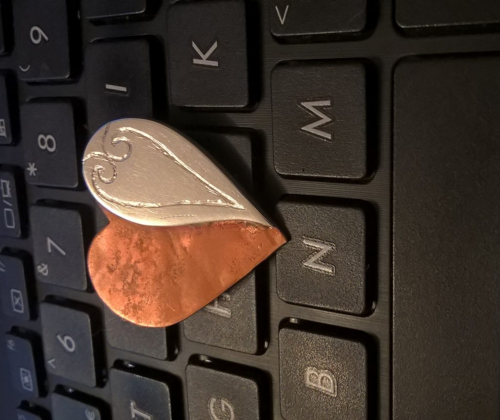 Tu nu te-ai săturat de kitschuri și accesorii trase la indigo