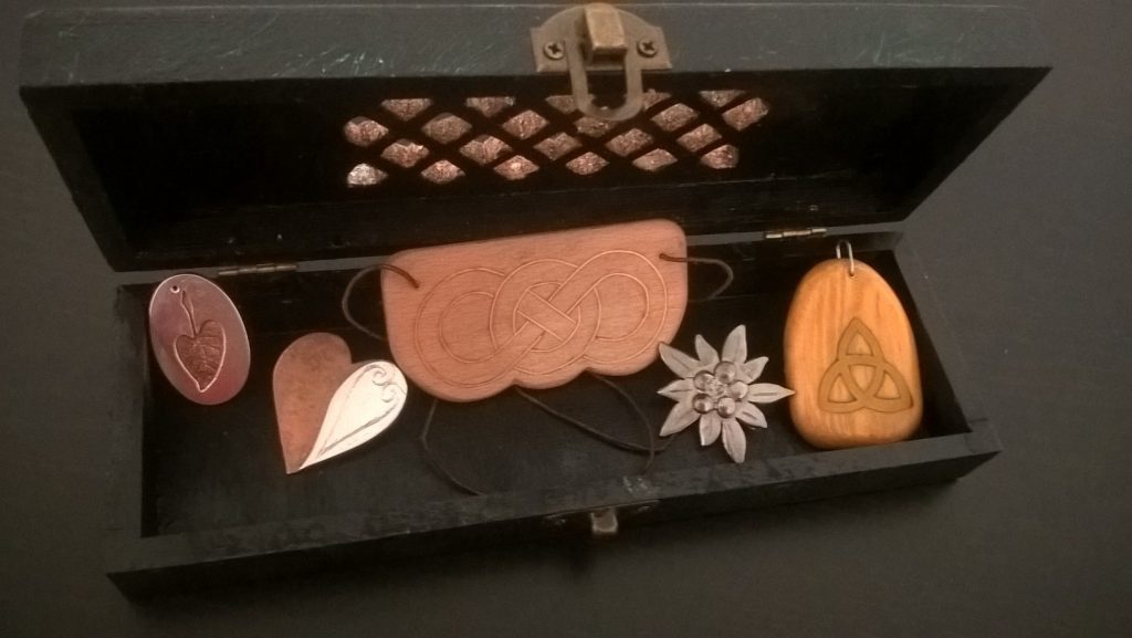 Tu nu te-ai săturat de kitschuri și accesorii trase la indigo