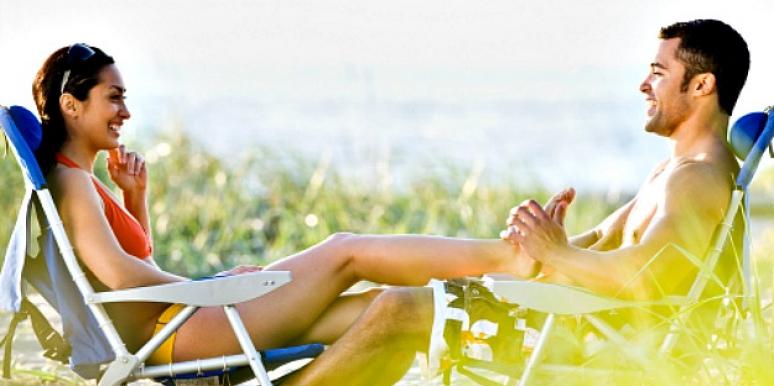 tineri indragostiti la iarba verde in natura