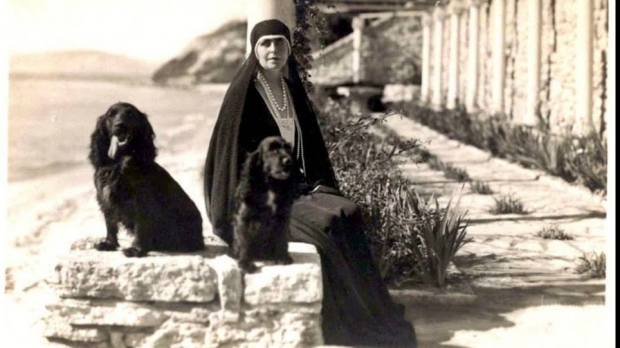 Femeia si câinele - Fiecare regină a avut un prieten apropiat